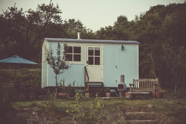 ein Containerhaus in der Natur