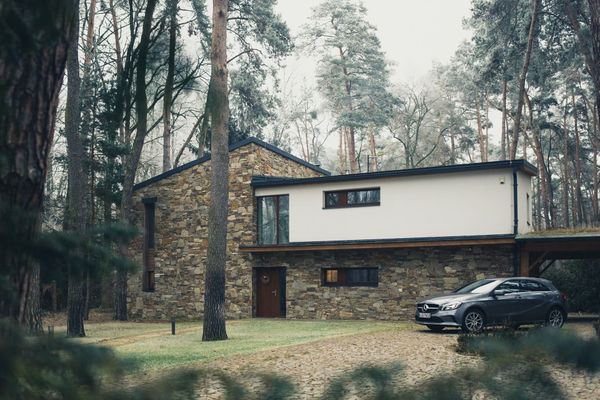 casa de campo rústica-moderna con ventanales y paredes de piedra